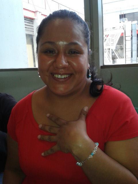 Con los aretes y pulsera que ella hizo. :)