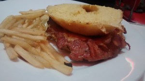 Hamburguesa con pan de dona glaseada Hound Dog Coyoacán